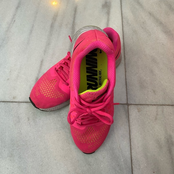 hot pink running shoes